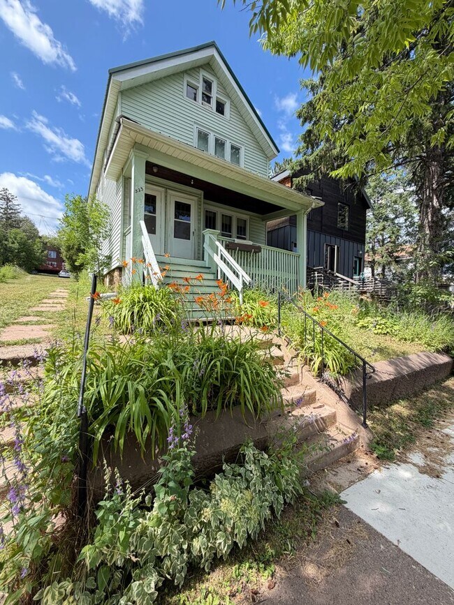 Building Photo - 523 E 6th St