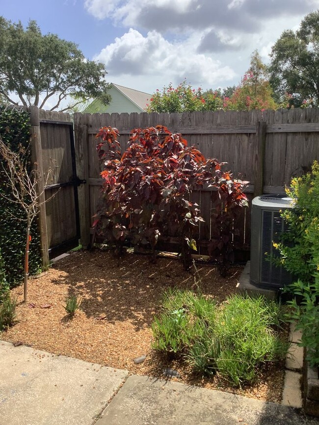 Building Photo - Beautiful 2 bedroom 2.5 bath condo with an...