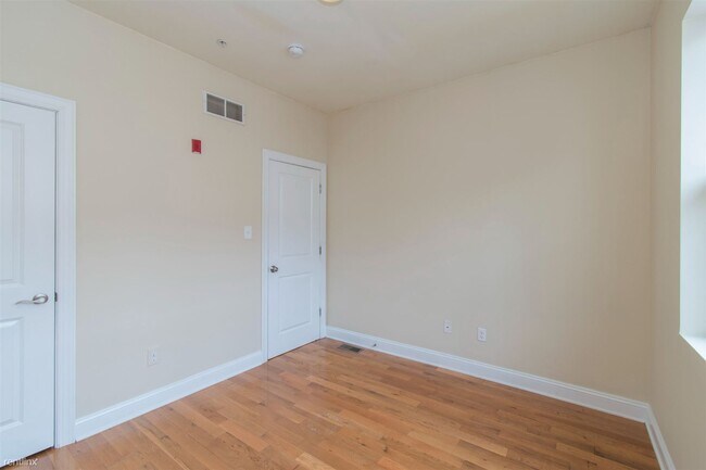 Foto del edificio - 5 br, 2 bath Triplex - 1813 N 18TH ST Unit A