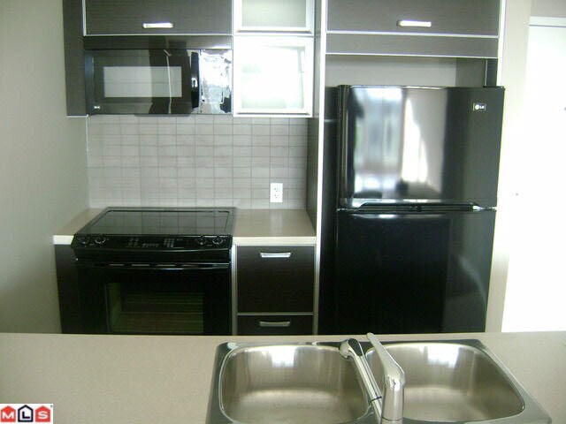 Photo du bâtiment - 9981-9981 Whalley Blvd