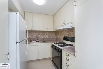 Building Photo - 2465 Kuhio Ave.