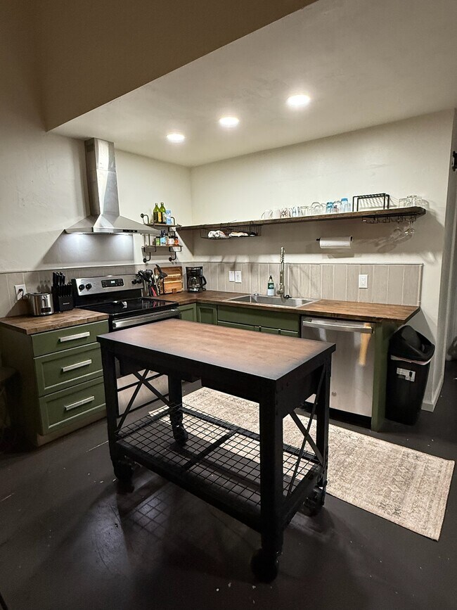 Building Photo - 301 S Lipona Rd