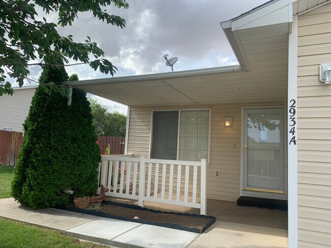 Building Photo - 3 bed 2 bad 2 car garage Duplex