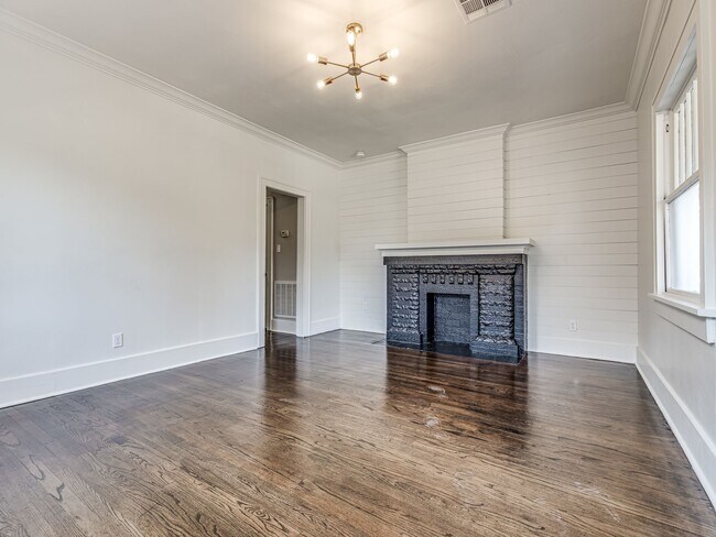 Building Photo - 2821 N Hudson Ave