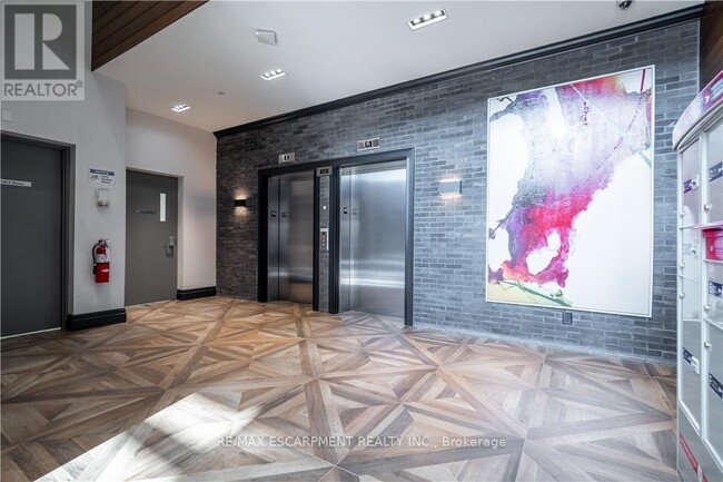 Photo du bâtiment - 101-101 Locke St S