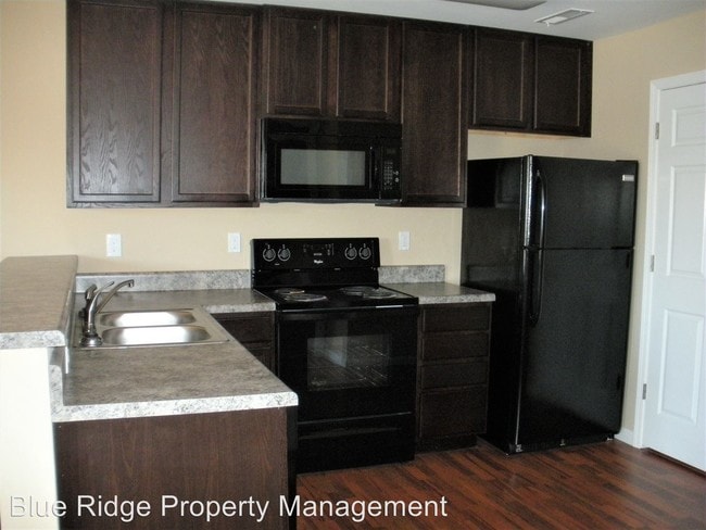 Building Photo - 406 Roller St