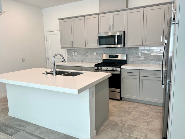 Kitchen - 2122 Bluestone Cir