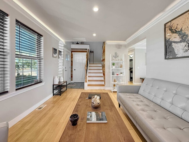 Building Photo - 237 W Alder St