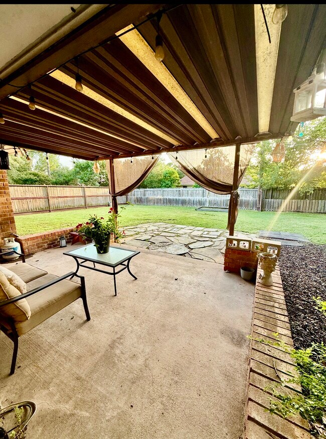 Foto del edificio - 4011 Woodbriar Dr