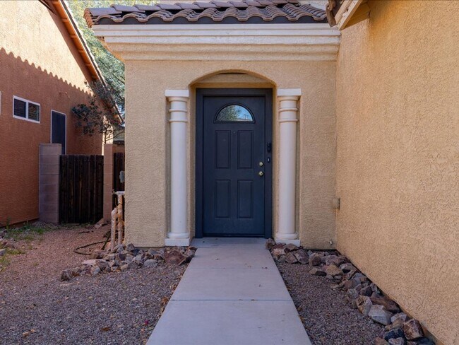 Foto del edificio - Spacious Two-Story 3-Bedroom Home with Solar & Large enclosed Backyard