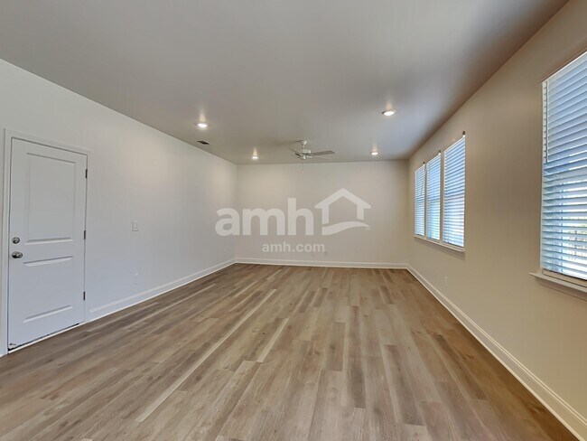 Foto del edificio - 305 Golucke Way