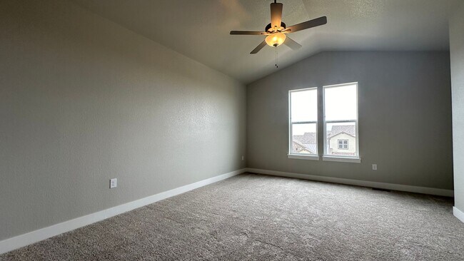 Building Photo - Great Townhouse in Windsor