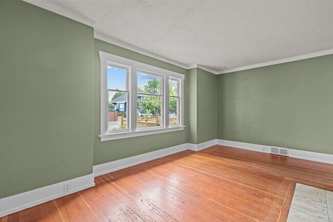 Building Photo - Classic Tacoma Charm with Room to Breathe....