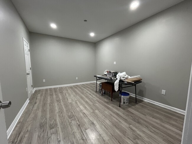 Building Photo - 541 Roseland Ave