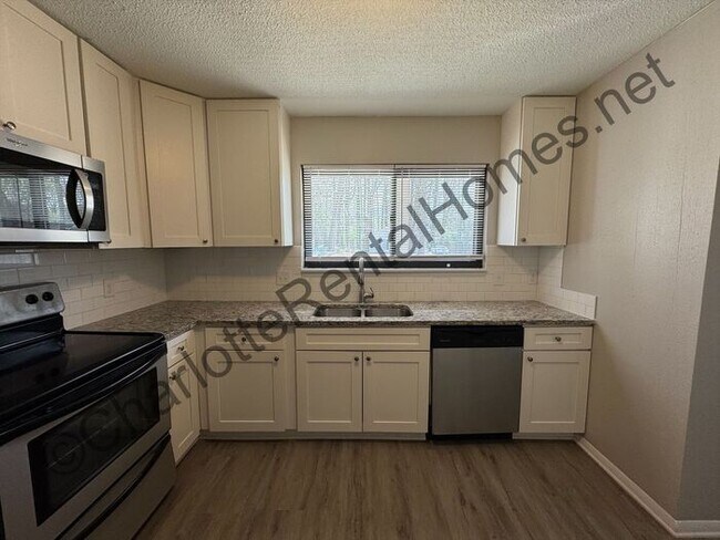 Building Photo - House in Mint Hill with deck out back