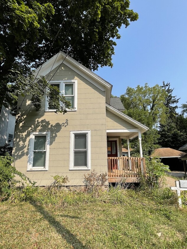 Primary Photo - Remodeled 3 bedroom home Kalamazoo!