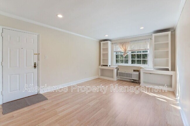 Building Photo - 1732 W Abingdon Dr