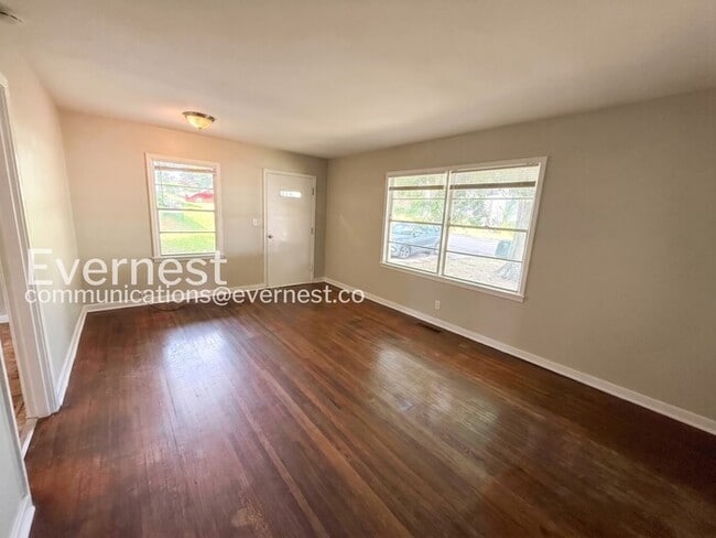Building Photo - Cozy Single-Family Home with Fenced Yard and Off-Street Parking  / 3 Beds & 1 Bath /  Pet-friendl...