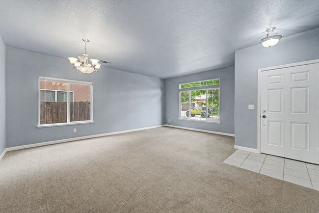 Building Photo - 3 bedroom 2 bath 1612 sq ft home located in Yuba City