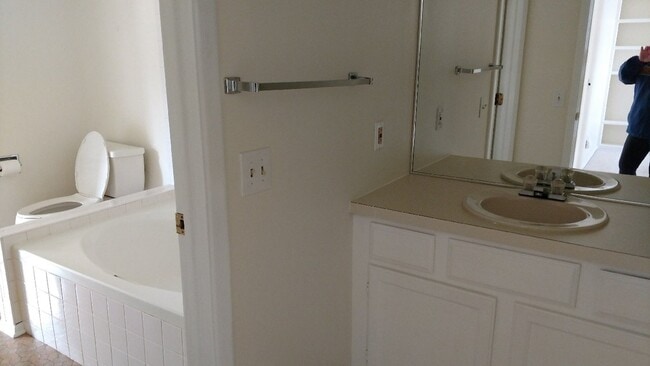 Upstairs bathroom - 2821 W Long Dr