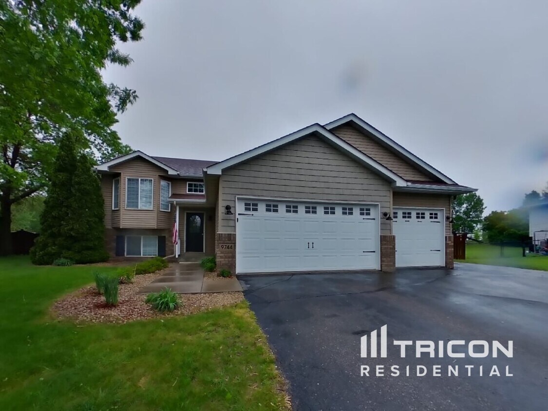 Foto principal - 9744 44th St NE
