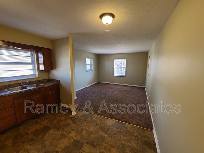 Building Photo - 2412 Mount Claire Ave