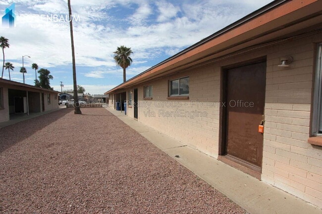Building Photo - 565 S Hobson