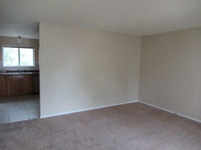 Building Photo - 608 Summit Hills Dr