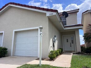 Building Photo - 2216 Garden Lake Dr