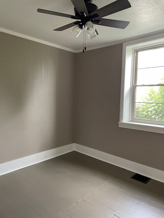 Foto del edificio - RECENTLY RENOVATED SCHOOL HOUSE FOR RENT!