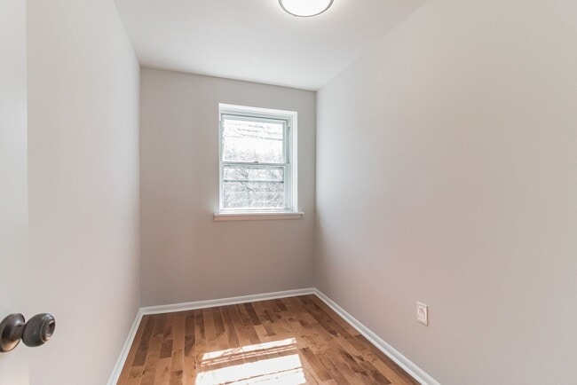 Building Photo - Two bedroom one Bathroom House for rent