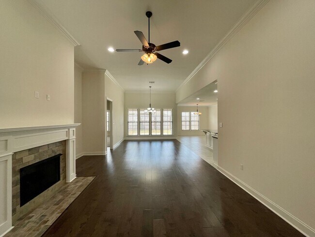 Building Photo - 3 bedroom, 2 bath home plus an office!