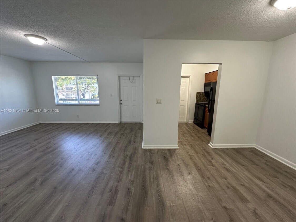 Primary Photo - 1400 NE 56th St