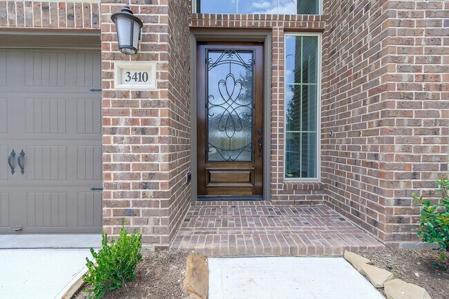 Building Photo - 3410 Willow Cres Ct