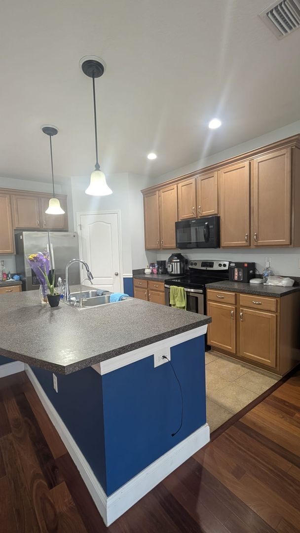 Building Photo - Modern 2-Story Townhome in Turnstone Haven...