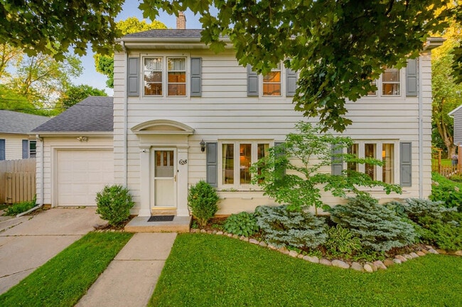 Building Photo - 628 S Summit St