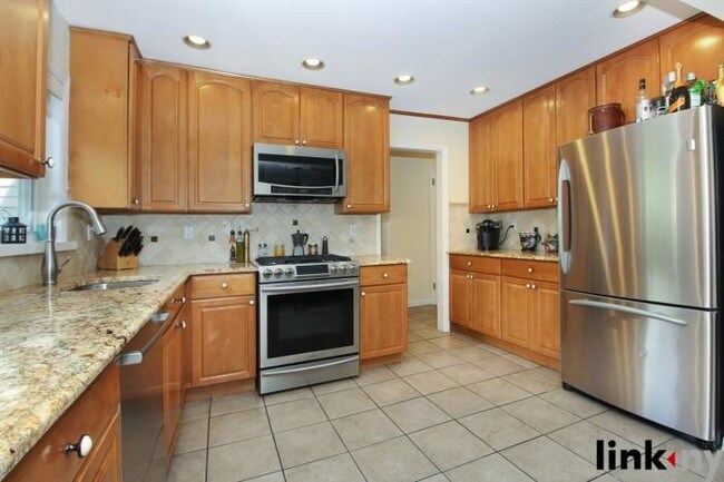 Building Photo - 3 bedroom in EASTCHESTER NY 10709