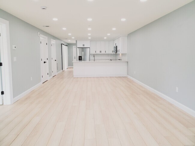Foto del edificio - 492 Glenbrook Rd