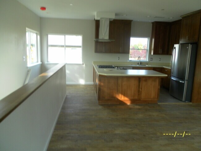 Eat-in Kitchen - 915 Oriole Way
