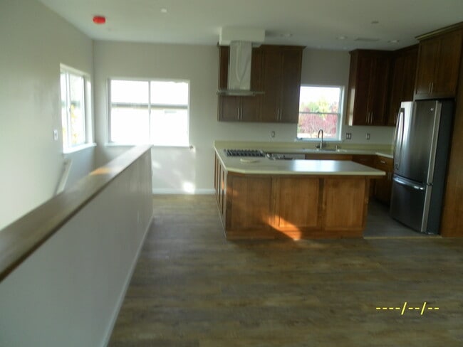 Eat-in Kitchen - 915 Oriole Way