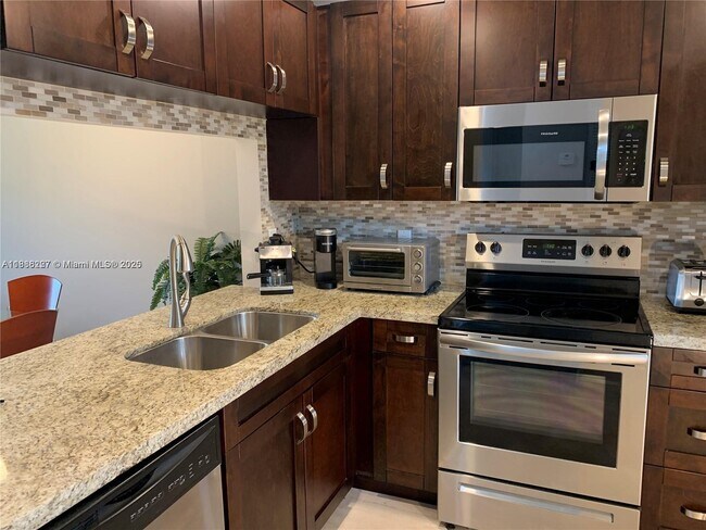 Foto del edificio - 15705 W Waterside Cir