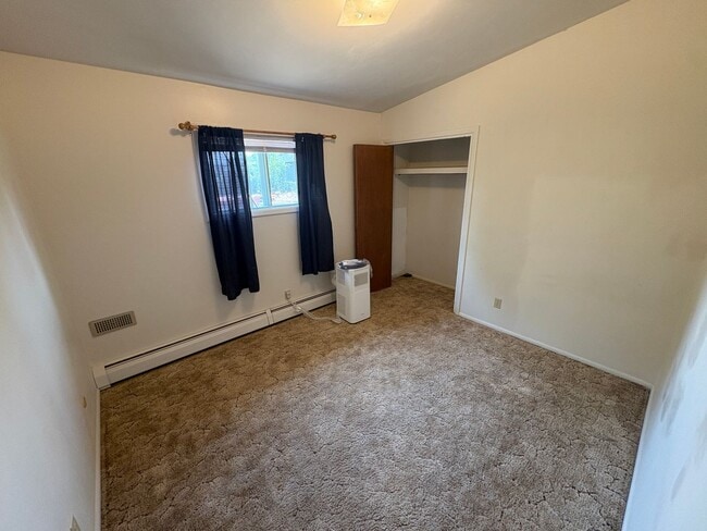 Building Photo - 920 &amp; 920 1/2 Crist Dr