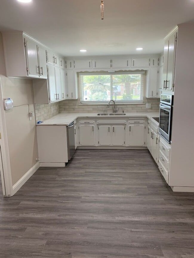 Building Photo - 3 Bedroom 2 Bath Home