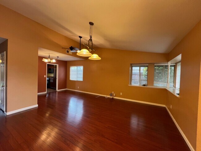 Foto del edificio - **Beautiful 4 Bdrm 2 Bath Home 5 Minutes t...