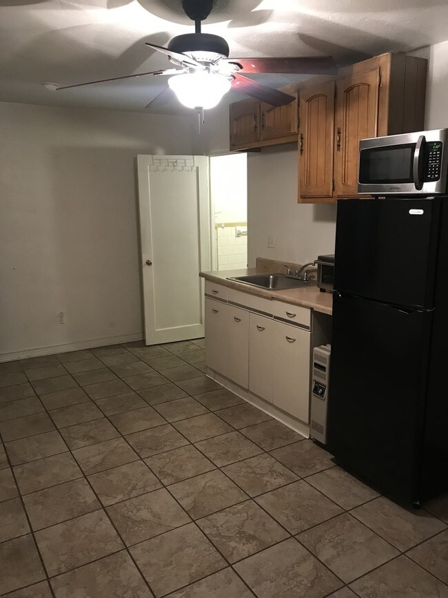 Building Photo - Efficiency Apt Close To UNM/CNM