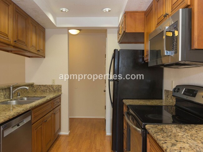Building Photo - Fabulous 2 Bedroom, 2 bath in Gated Commun...
