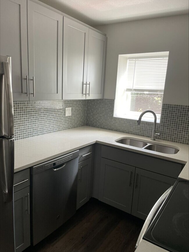 Foto del edificio - 2110 NE 65th St