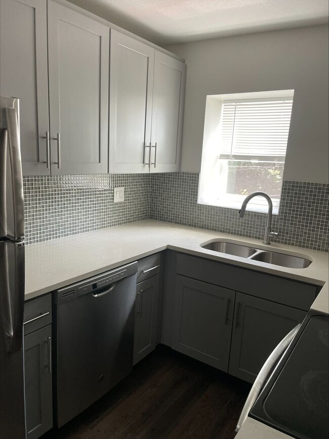 Building Photo - 2110 NE 65th St