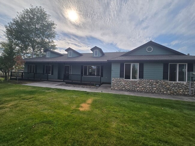 Building Photo - 6762 NW Larch Dr