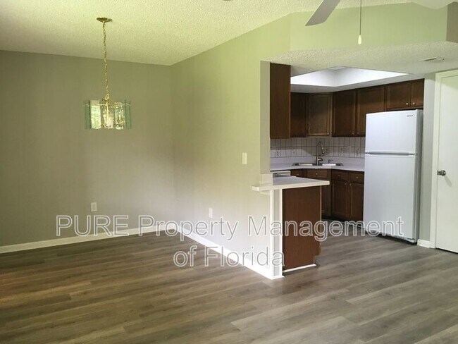 Foto del edificio - 513 Fairways Ln